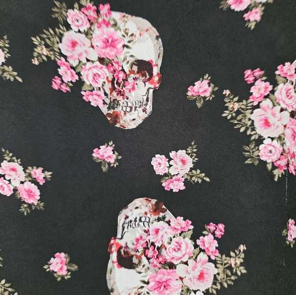 Loose fitting, sheer skeleton top by Torrid, Size 1 - Picture 3 of 4